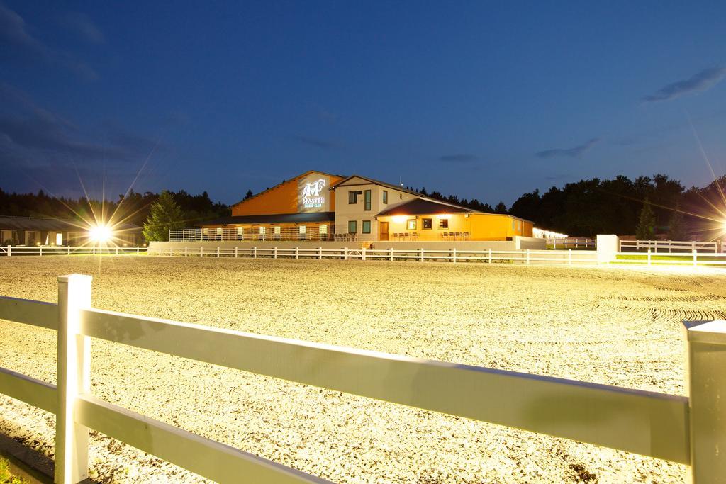 Отель Master Horse Club - Svojetice Экстерьер фото