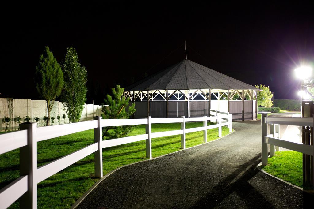 Отель Master Horse Club - Svojetice Экстерьер фото